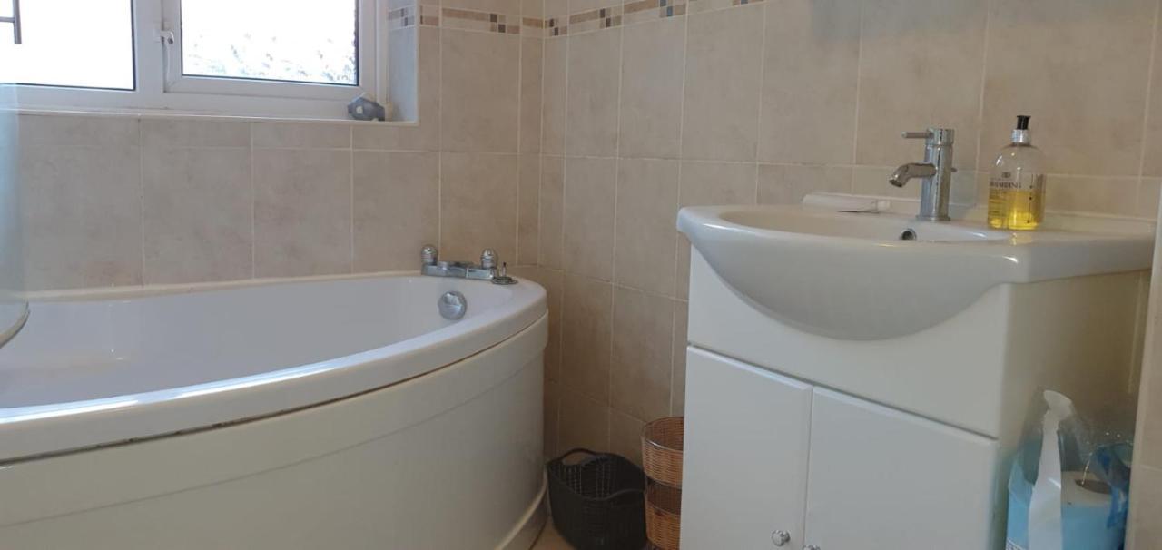 2 Bed Semi-Detached House Villa Poole Eksteriør billede